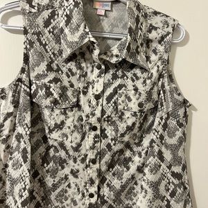 Lularoe EUC vest with snaps